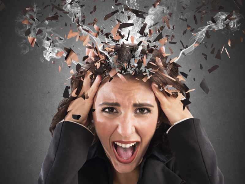 Femme en colère avec une explosion imaginaire de sa tête.