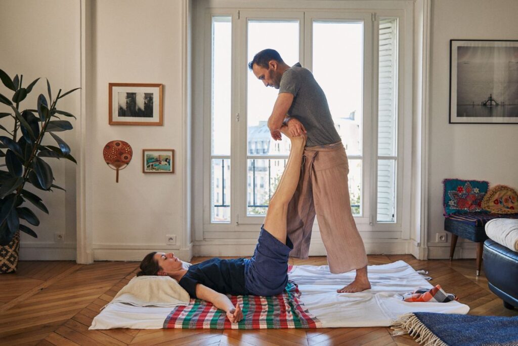 Couple pratiquant le yoga ensemble à la maison.