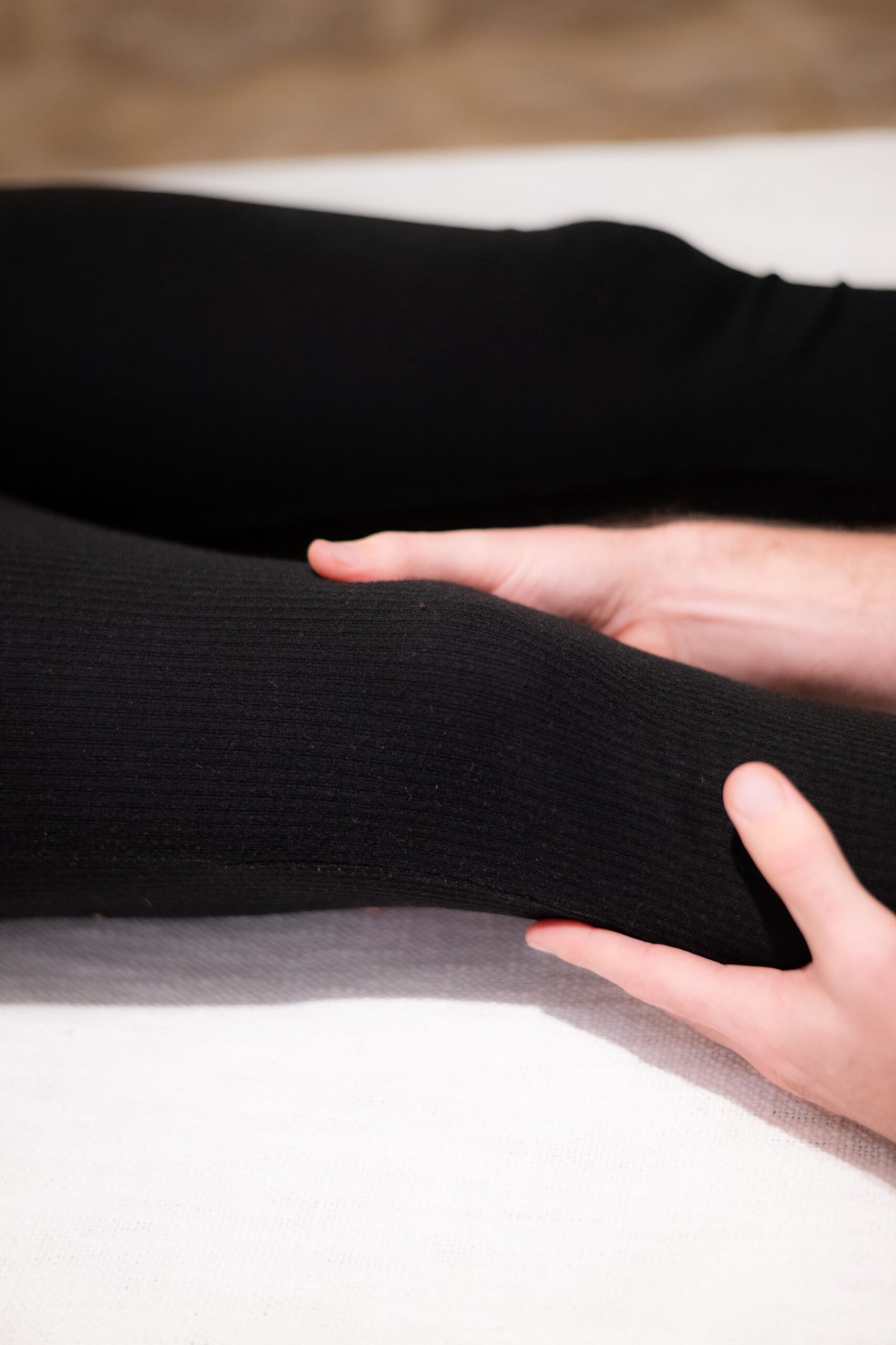 Travail manuel des fascias du pied pendant une séance de réflexologie