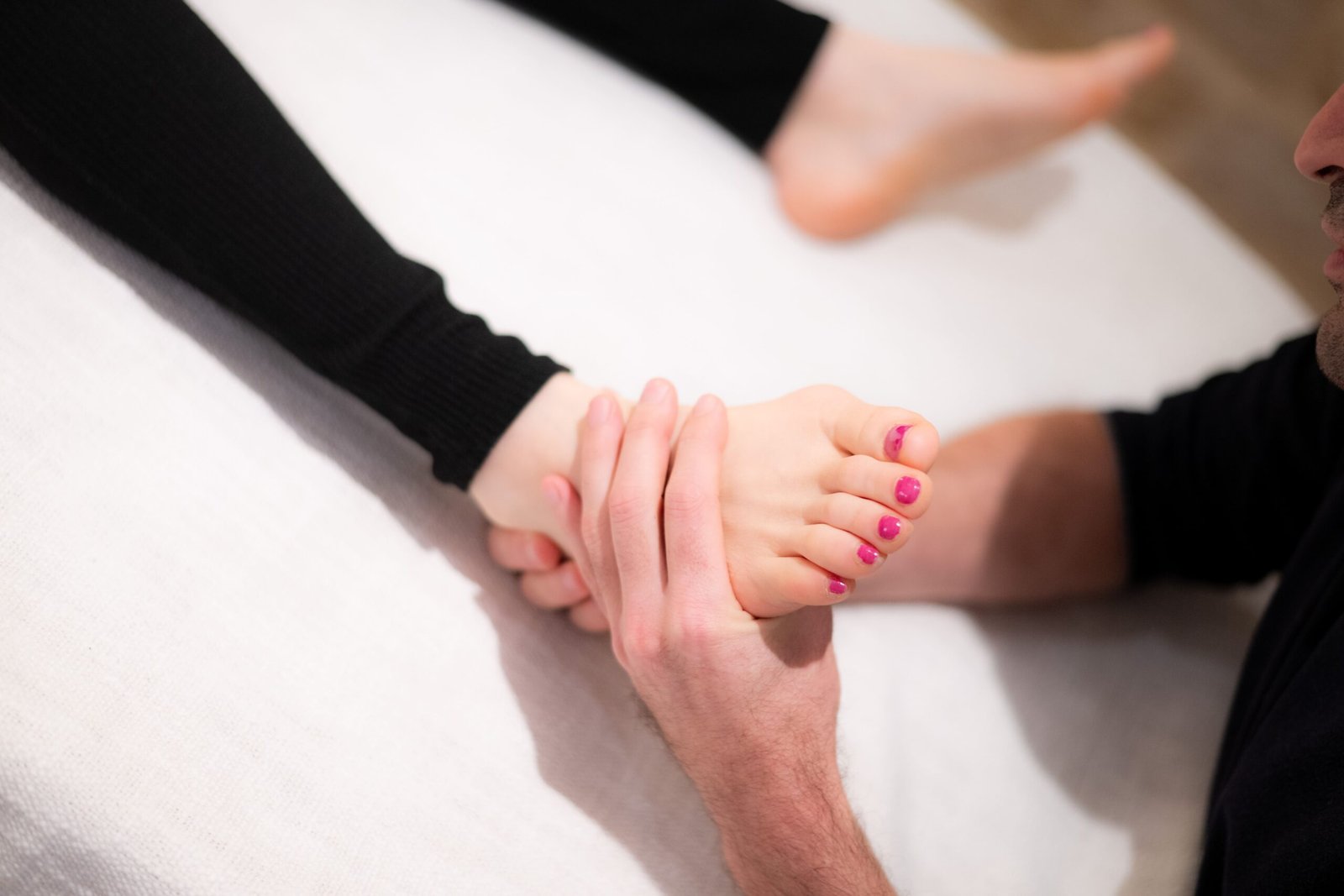 Relâchement des fascias de la jambe pendant une séance de réflexologie plantaire à Paris