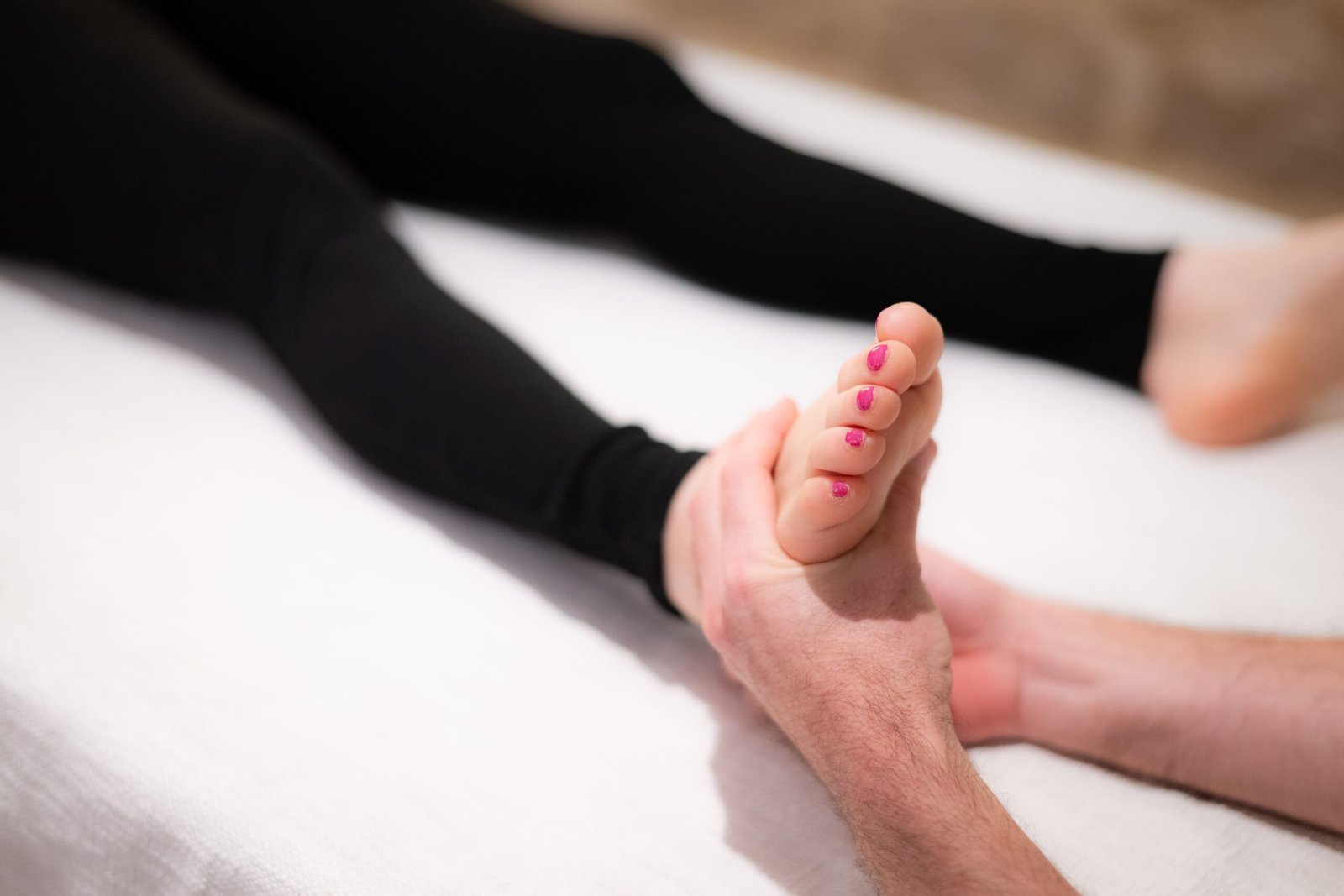 Travail doux du pied pendant une séance de réflexologie plantaire