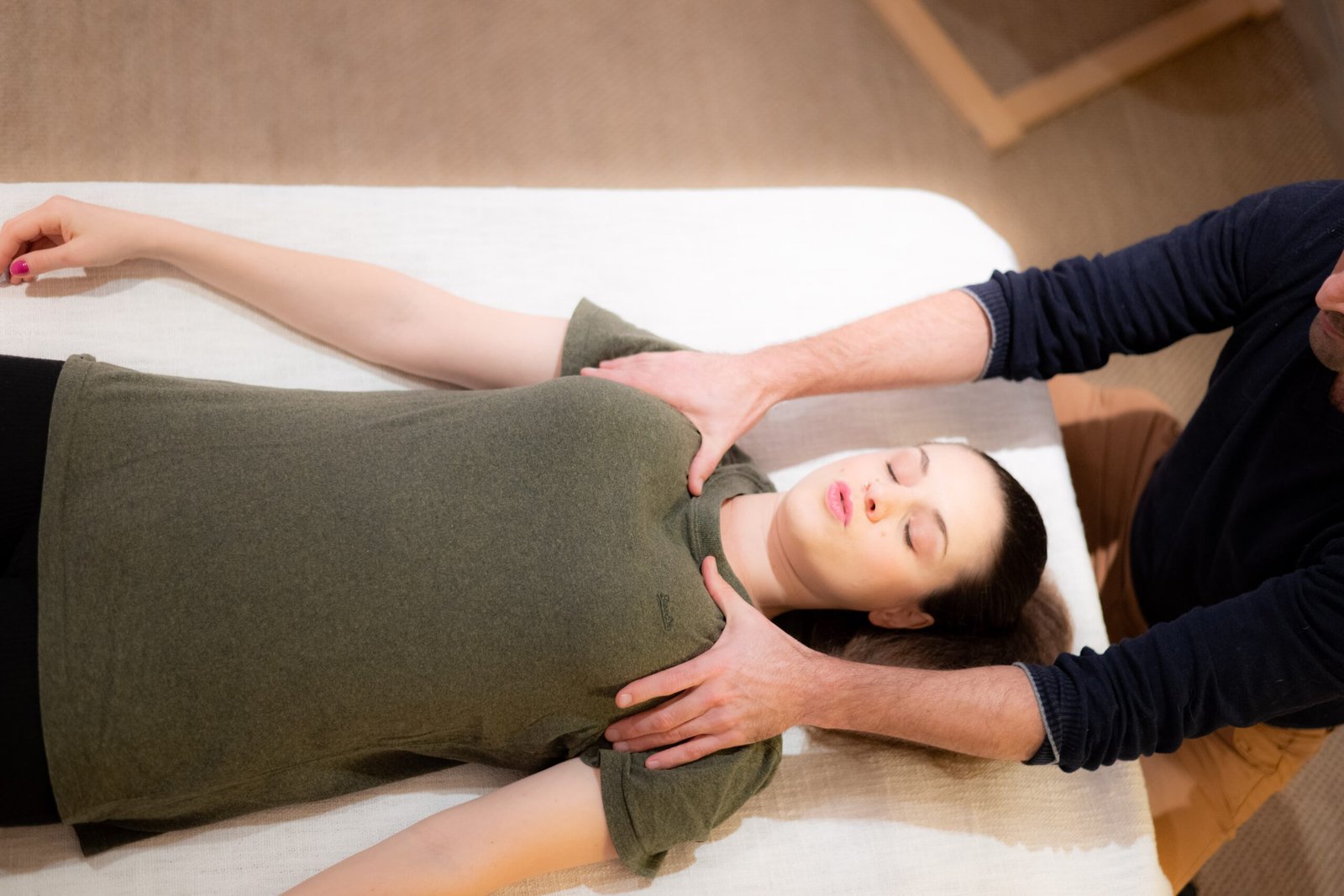 Séance de fasciathérapie : toucher lent sur une zone de tension