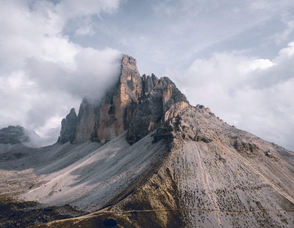 Pic montagneux dans les nuages, paysage rocheux.