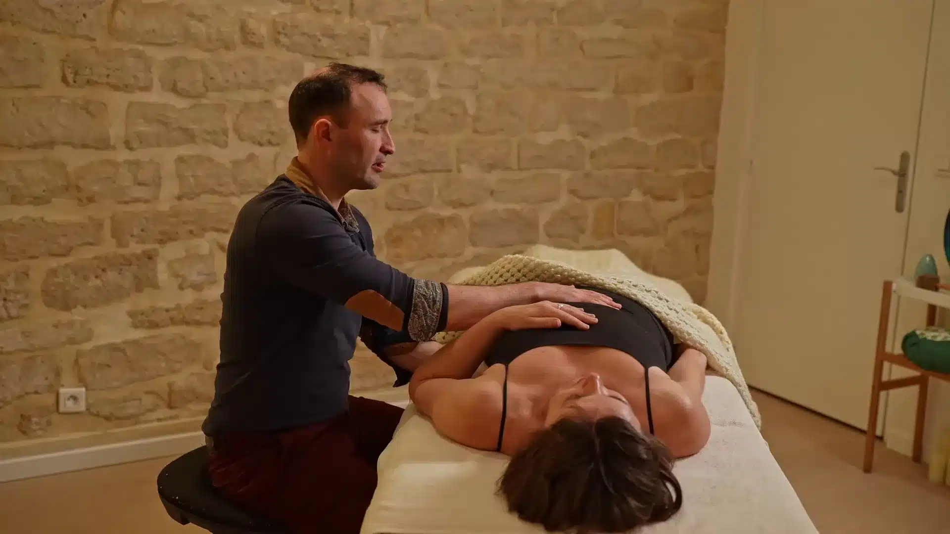 Toucher doux du thorax et du ventre, vue latérale, pendant une séance