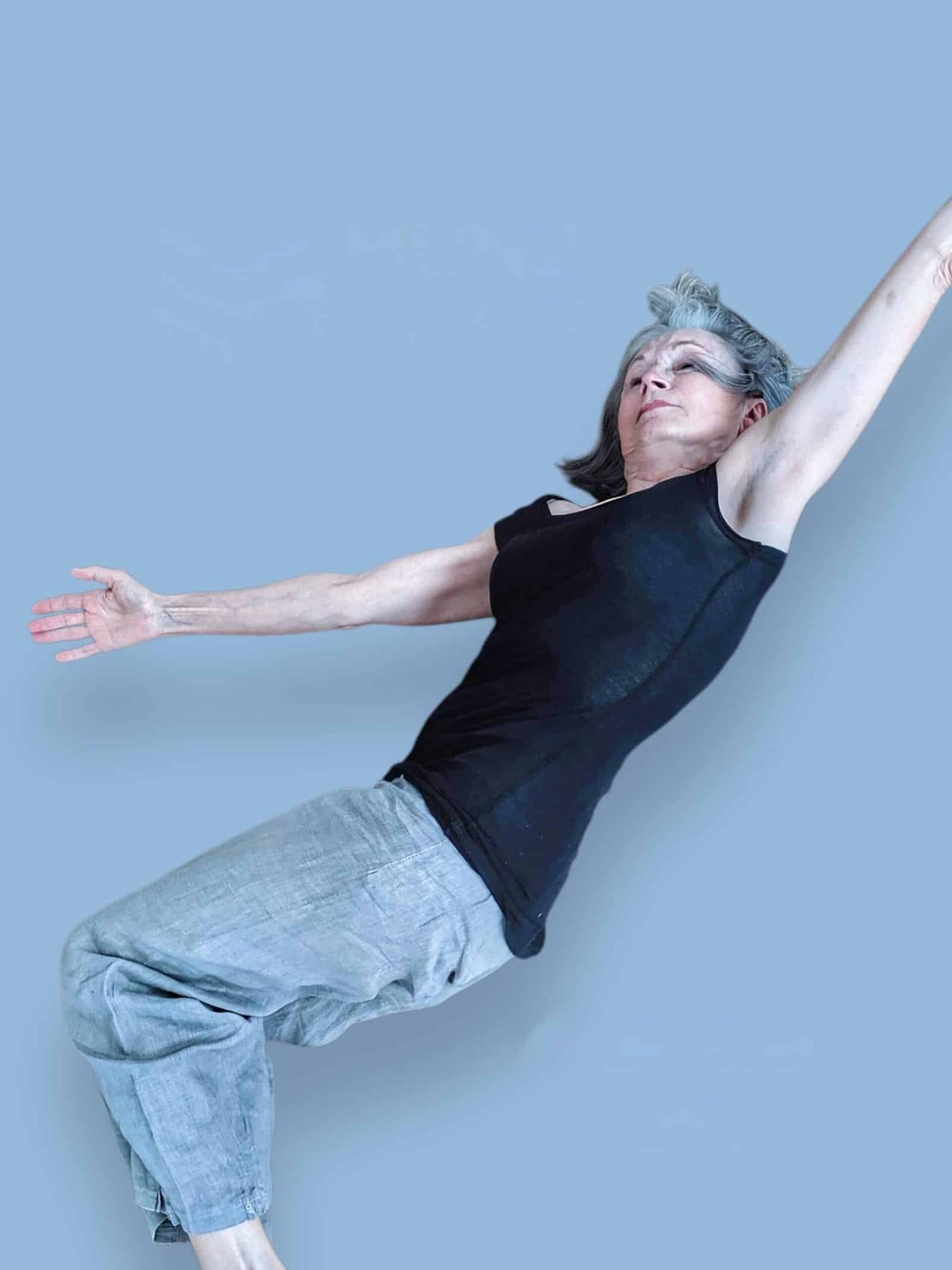 Exercice MUNZ FLOOR : une pratiquante en mouvement d'ouverture, bras tendus