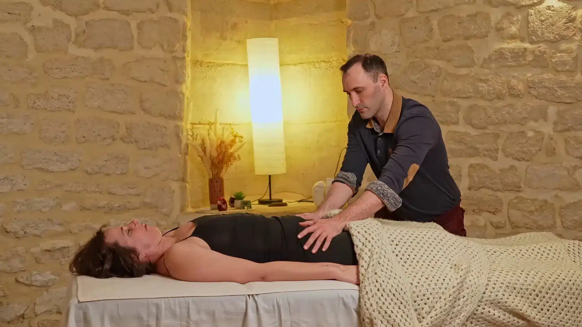 Massage du ventre doux pendant une séance de Chi Nei Tsang à Paris